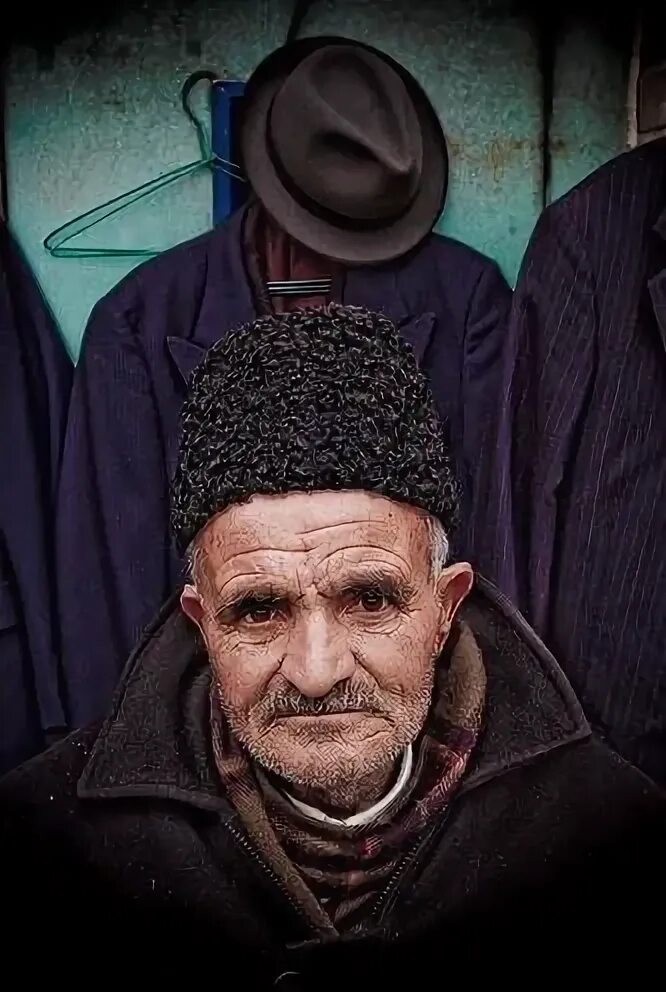 николай краснопузов цыган. азербайджанский дед. мужчина 60 лет азербайджанец. старик. пожилой кавказец.