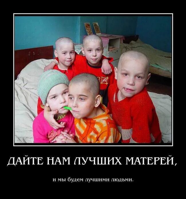 Взрослые на детских машинках. Мужчины те же дети. Мужики не взрослеют. Мужчины те же дети. Папа и сын.