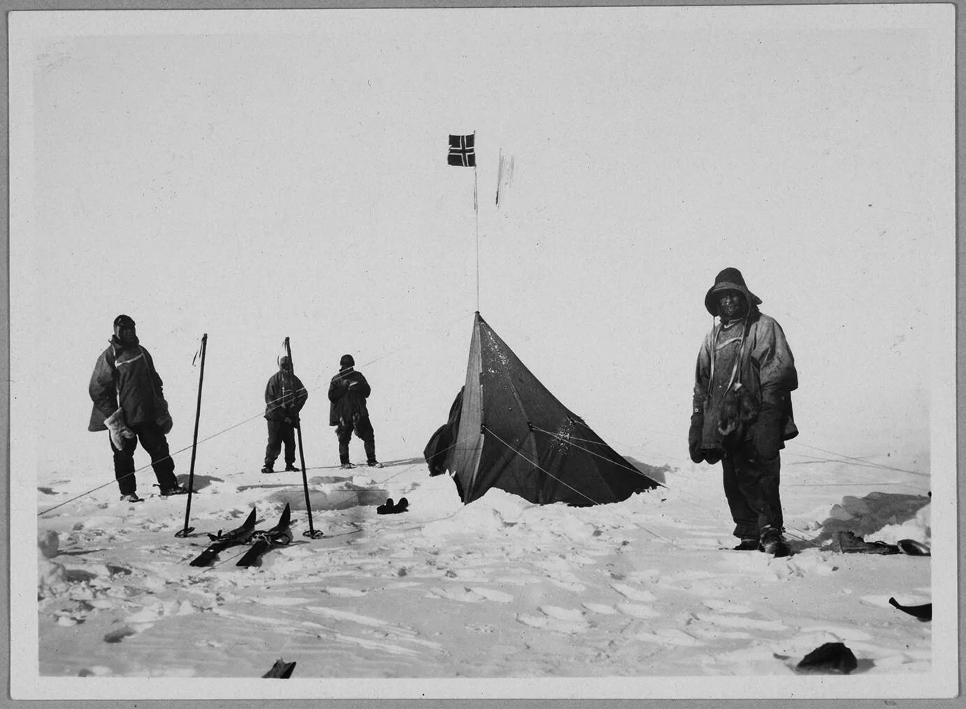 Экспедиция Руаля Амундсена. Амундсен 1911. Руаль Амундсен достиг Южного полюса. Руководитель первой экспедиции покорившей южный полюс