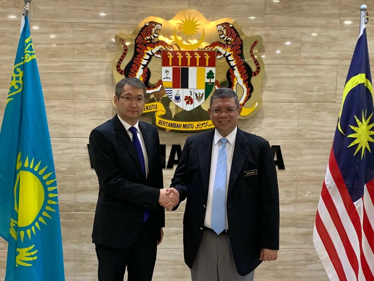 Казахстан малайзия. Малайзия и Казахстан. Malaysia Kazakhistan бизнес Альянс. Bilateral and multilateral Diplomacy.