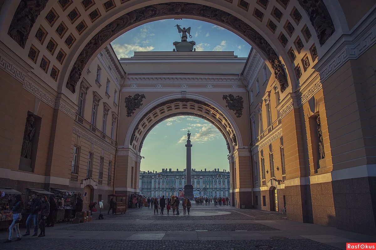 арка главного штаба в санкт-петербурге. триумфальная арка дворцовая площадь. триумфальная арка спб дворцовая. триумфальная арка главного штаба в санкт-петербурге. арка на дворцовой площади в санкт петербурге.
