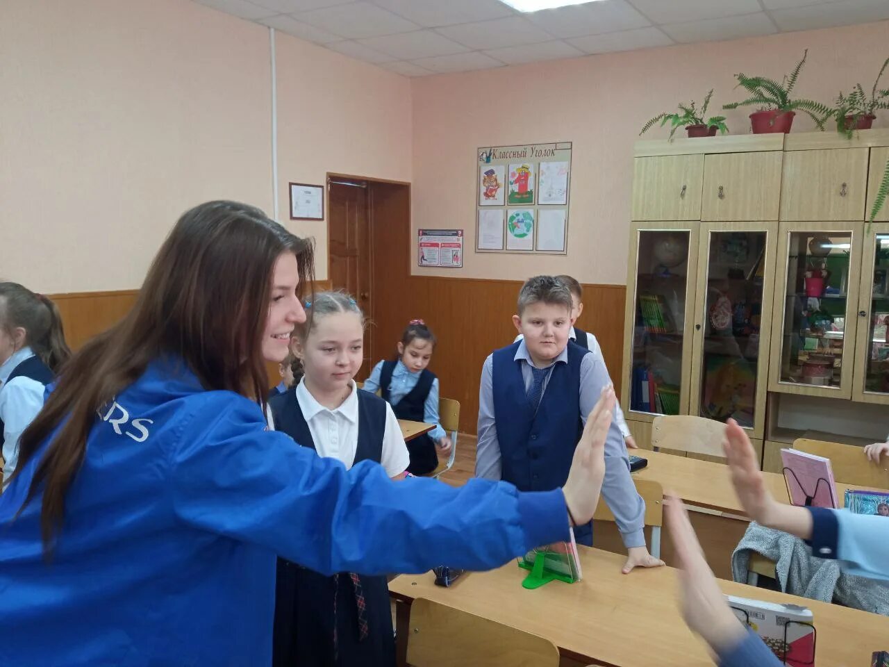 Орленок доброволец 3 класс занятие. Орлята россии 2023 орленок доброволец. Орленок доброволец. Орленок доброволец 3 класс занятие. Символ орленок доброволец.