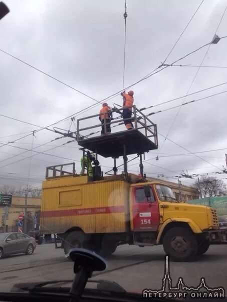 Троллейбус обрыв. Обрыв проводов троллейбуса. обрыв контактной сети троллейбуса. обрывы контактной сети трамвая. электромонтер контактной сети.