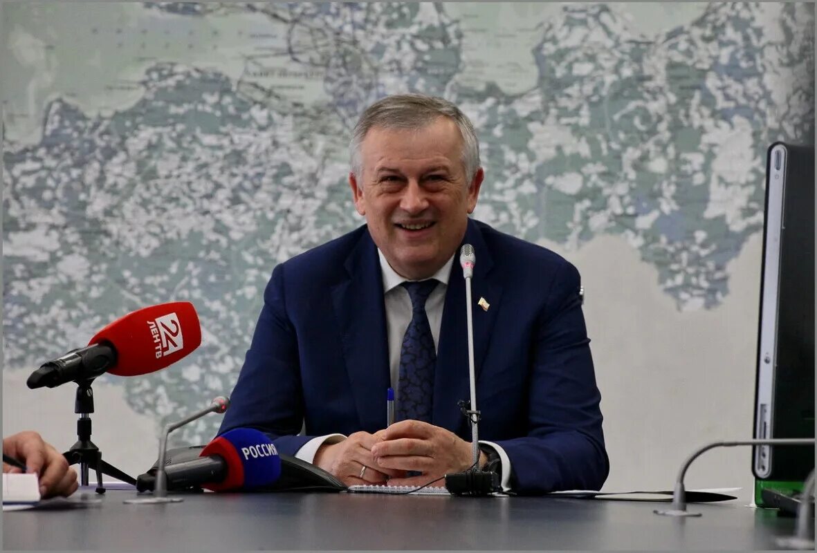 Губернатор дрозденко прямая линия. Дрозденко губернатор. Дрозденко прямая линия. Телефон дрозденко губернатор ленинградской. Дрозденко губернатор ленобласти.