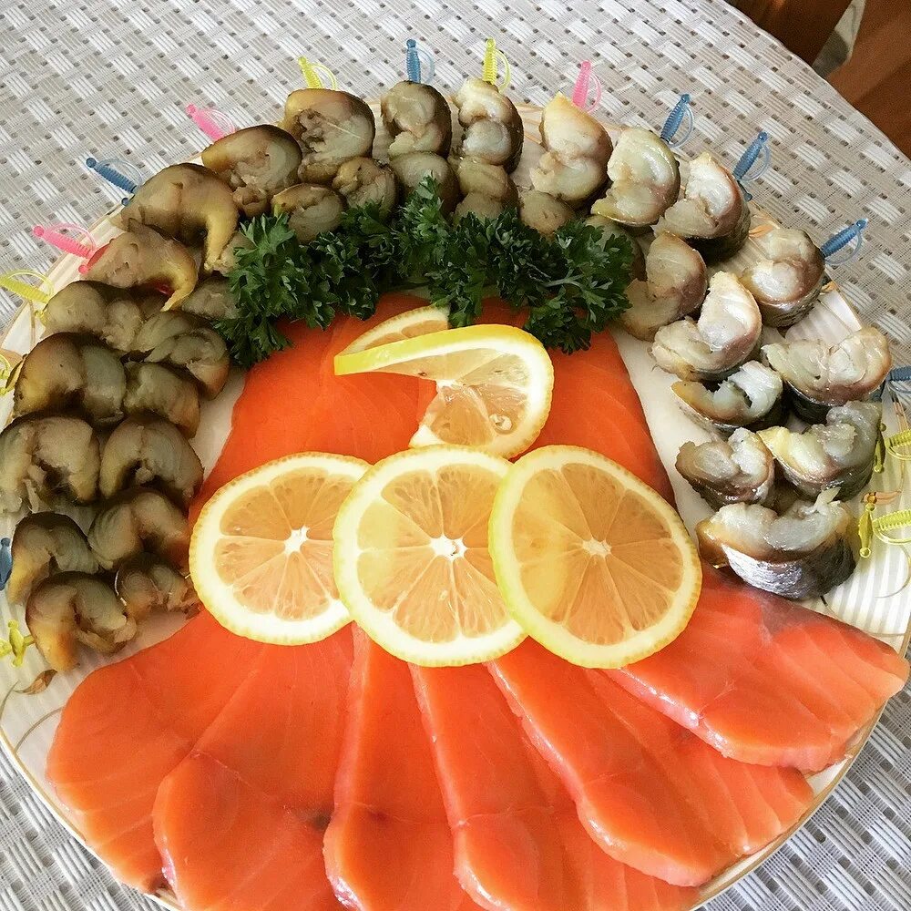Рыбная нарезка. Украшение рыбной нарезки. Рыбная нарезка на праздничный стол. Украшение рыбной тарелки. Нарезки рыбы на стол