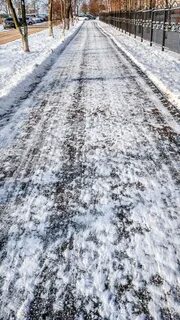 На асфальте снег ложится