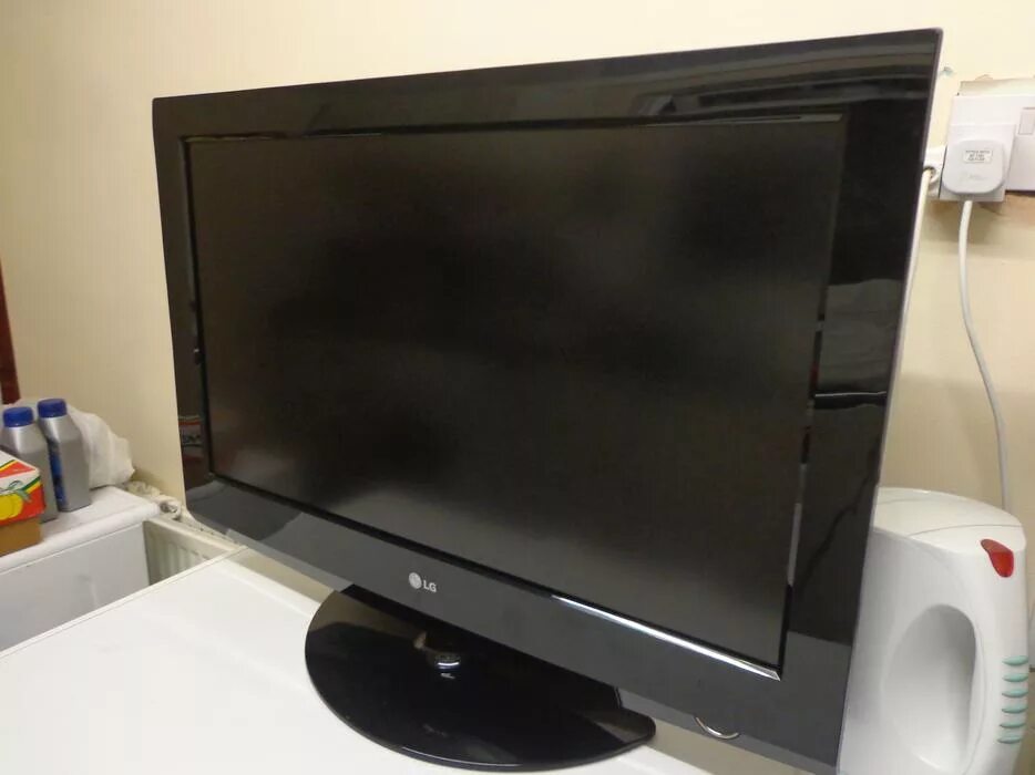 Телевизор 80 сантиметров. Телевизор LG 80 см 32 дюйма LCD. ТВ LG 21 дюйм LCD. LG 37 дюймов 2012. Телевизор LG 80 на 32.