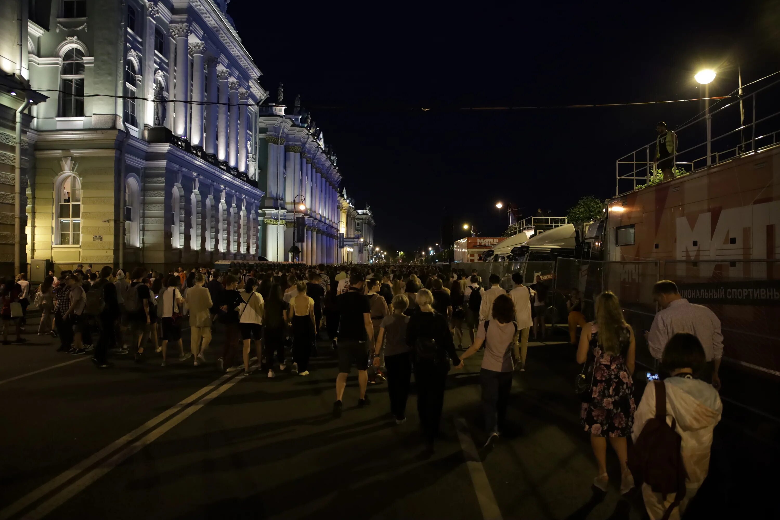 События спб ру. Питер 2021. Главные мероприятия в Питере. В Питере сейчас светло или темно. Побережье Питера 2021 много людей.