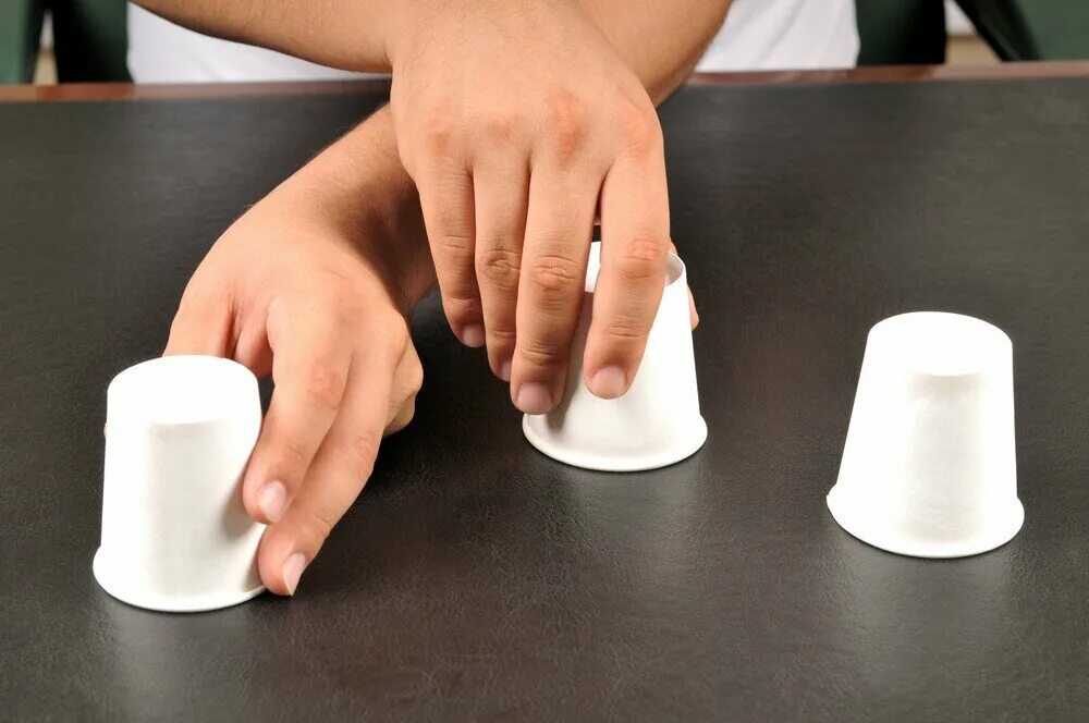 Наперстки коллекция романовы. Наперсточник мошенник. Игра в наперстки. Наперсточник шулер. Наперстки кручу-верчу.