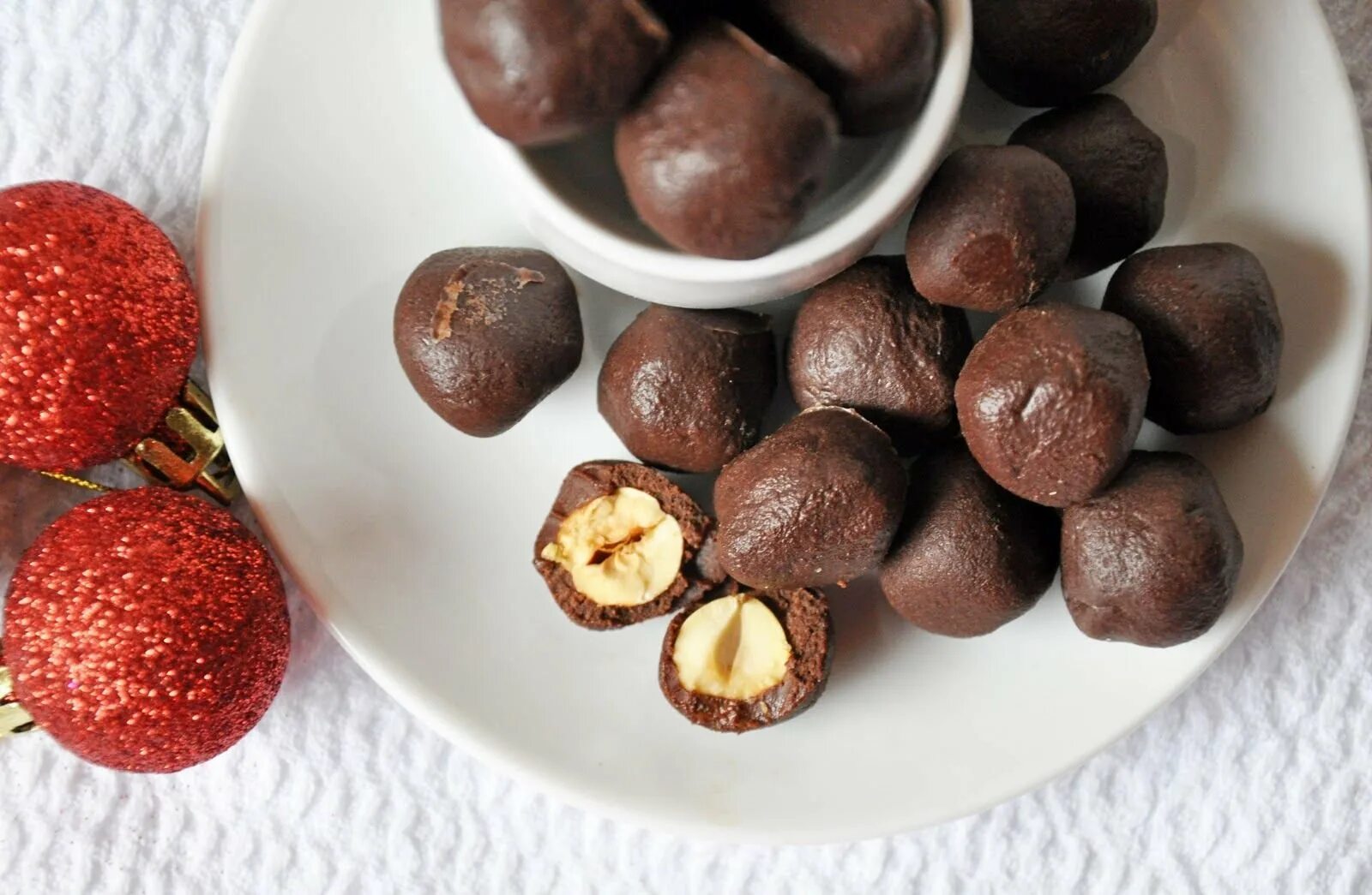 День арахиса в шоколаде. Hazelnuts шоколад. Шоколад арахис и фундук. Конфеты Chocolate Hazelnut шоколад фундук. Орехи в глазури.