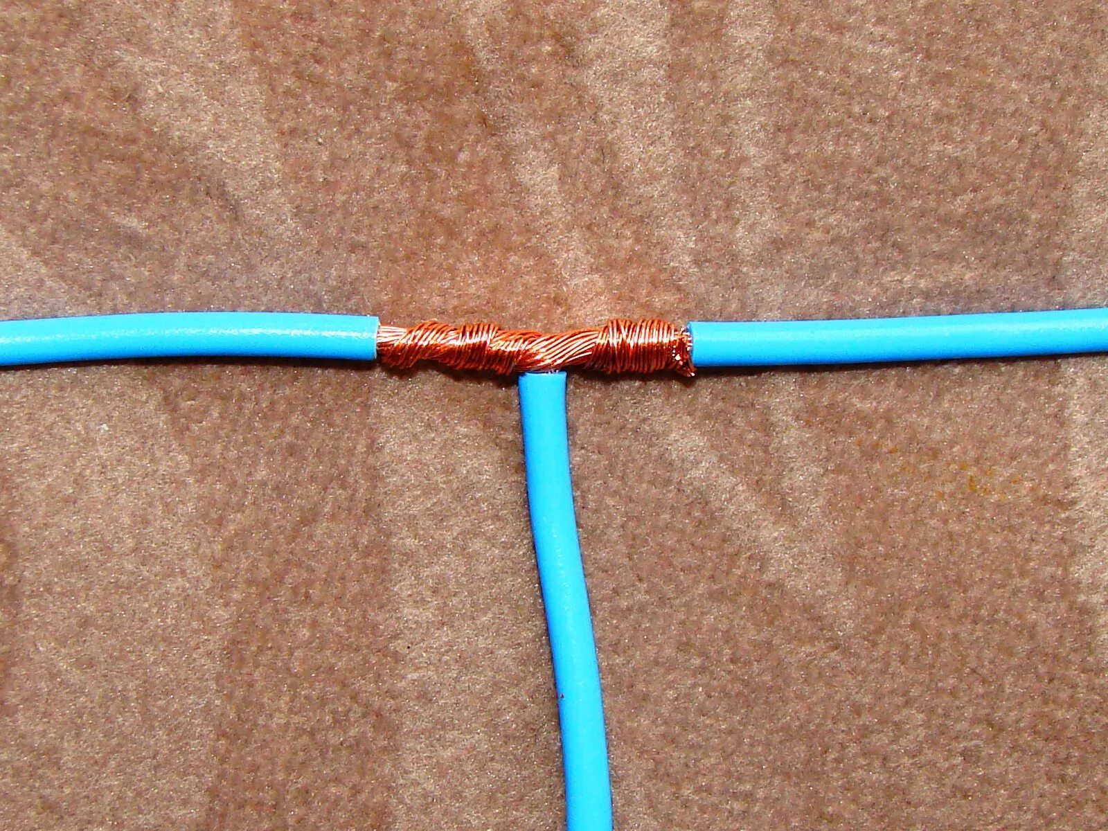 Соединения ответвления кабеля. Соединение многожильного медного провода. Соединители проводов 220в надежные. Скрутка провода 110кв. Соединение одножильного провода.