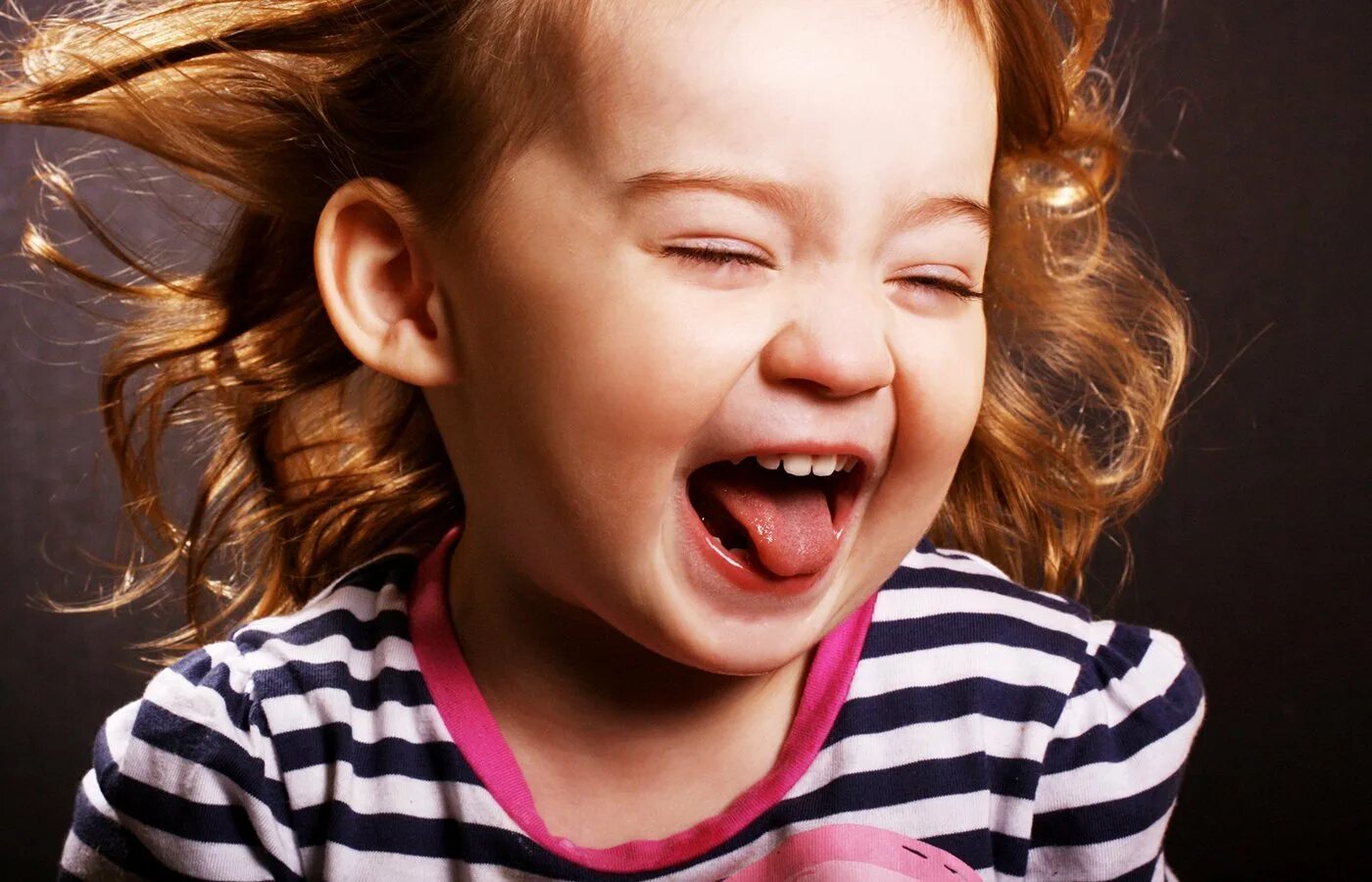 Children laughing. Девочка смеется. Эмоции детей радость. Смеющиеся лица детей. Улыбка ребенка.