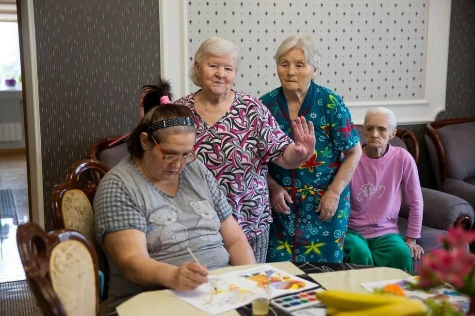Уход за пожилым 80 свой дом. Помощь пожилым. Услуги пансионата для пожилых людей. Как оформить уход за пожилым человеком после 80. Школа ухода за пожилыми людьми.