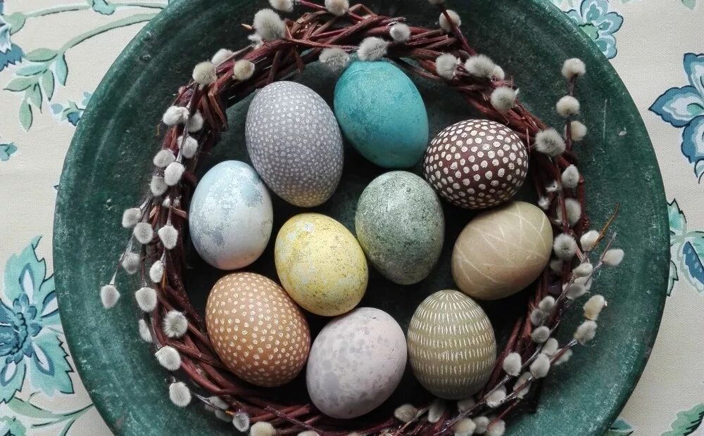 Можно ли красить коричневые яйца. Пасхальные яйца коричневые. Коричневые яйца на Пасху. Красим коричневые яйца. Коричневые яйца покрасить.