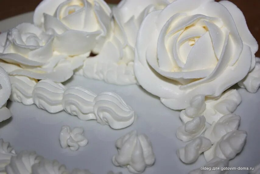 Украшение торта сливочным кремом. Украсить торт кремом из сливок. Крем из сливок для украшения. Торт с розами из растительных сливок.