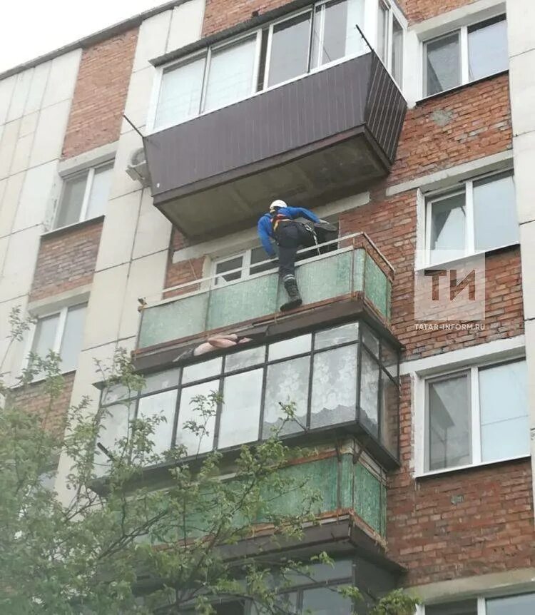 Балкон кто несет ответственность. Козырек на балкон. козырёк на балкон пятиэтажек. козырек над балконом. козырек на балконе последнего этажа.