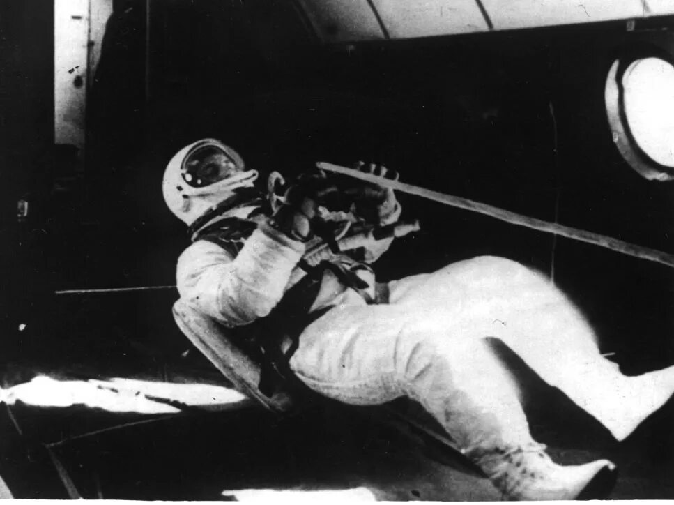 Первым вышел в космос 6. Первый выход в открытый космос Леонова. Космонавт Леонов в открытом космосе. Первый выход человека в открытый космос Леонов.