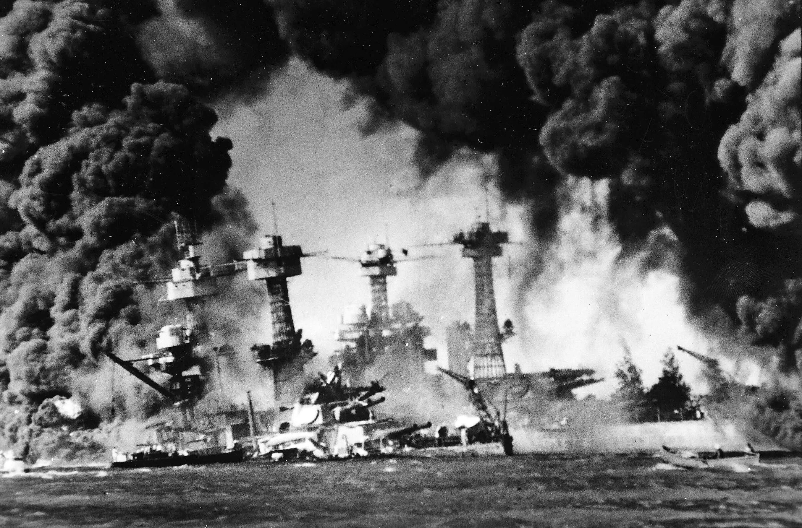 Перл харбор почему напали. Атака на «пёрл‑Харбор», 7 декабря, 1941. Атака Японии на пёрл-Харбор (7 декабря 1941 г. Нападение на пёрл-Харбор 1941. 7 Декабря 1941 Перл Харбор.