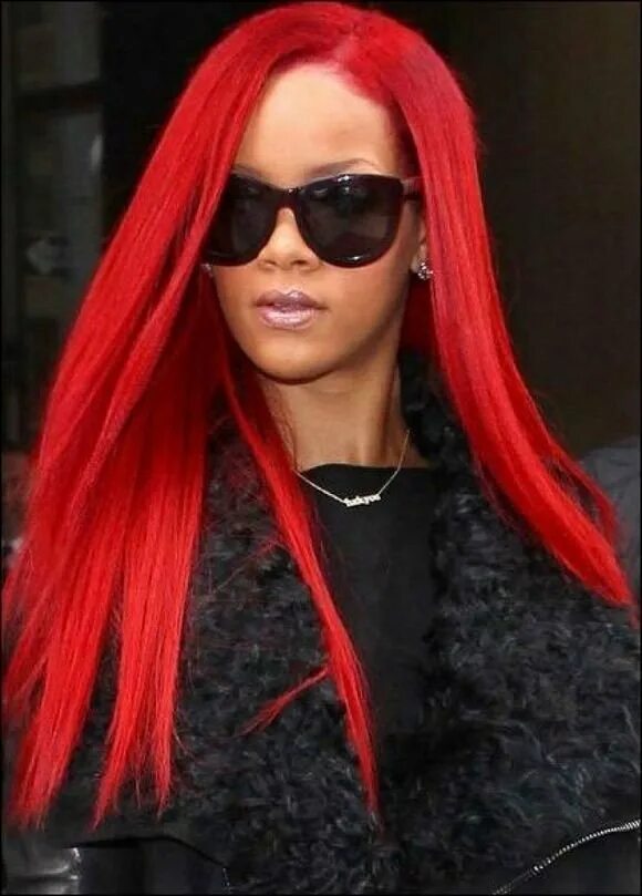Корни волос красные. Рианна 2023. Рианна Лонг модель. Rihanna Африкан. Красные волосы.