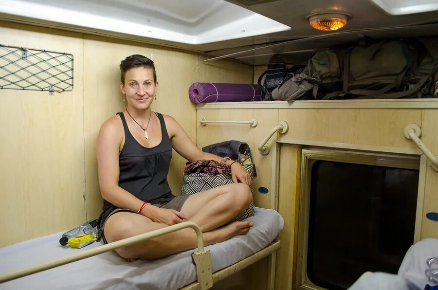 мама в поезде 1. поездка на поезде с детьми. поездка на поезде. семья в поезде. мама с ребенком в поезде.