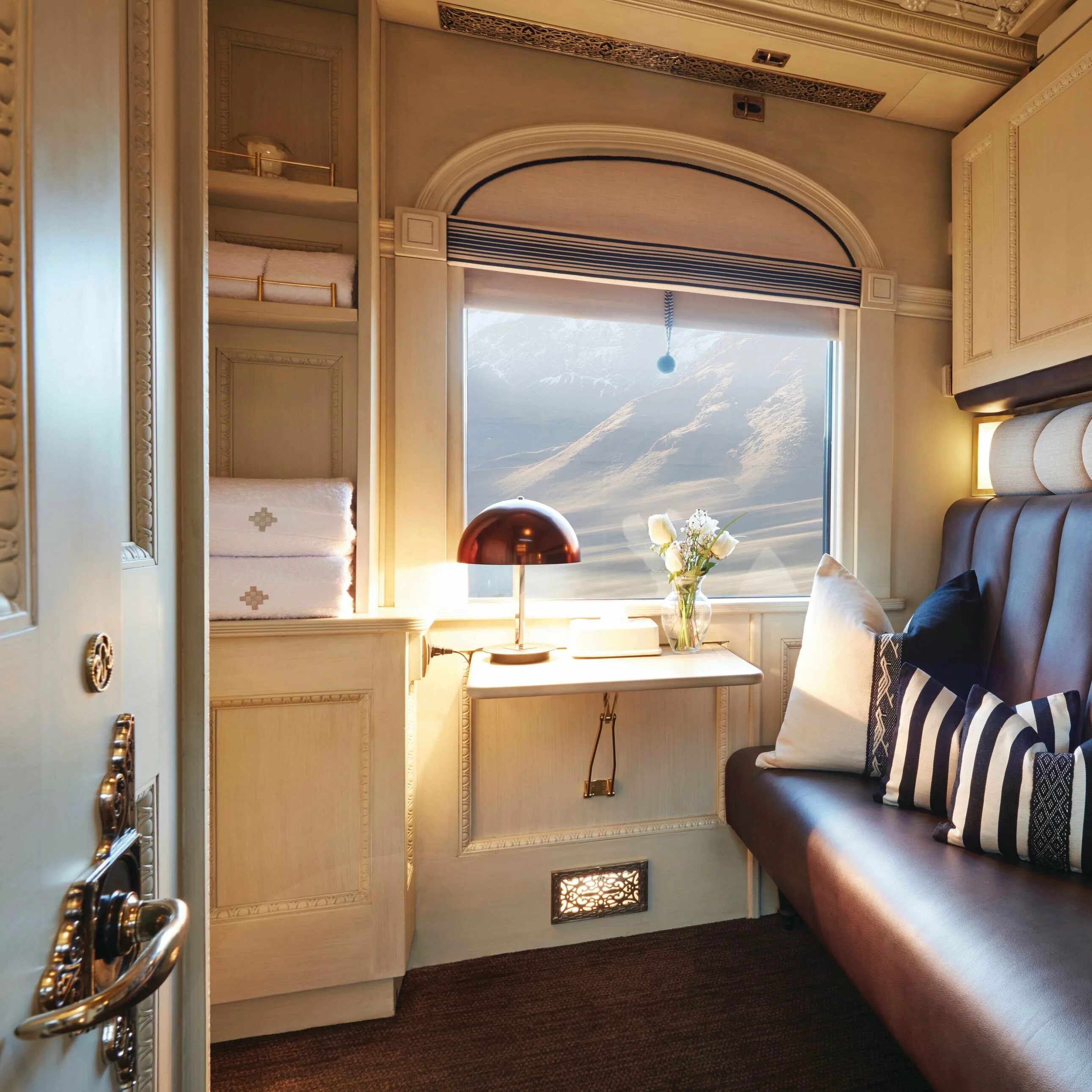 Как выглядит вагон люкс в поезде. Belmond andean explorer поезд. купе люкс вагона герлиц. поезд belmond grand hibernian. belmond andean explorer (перу).