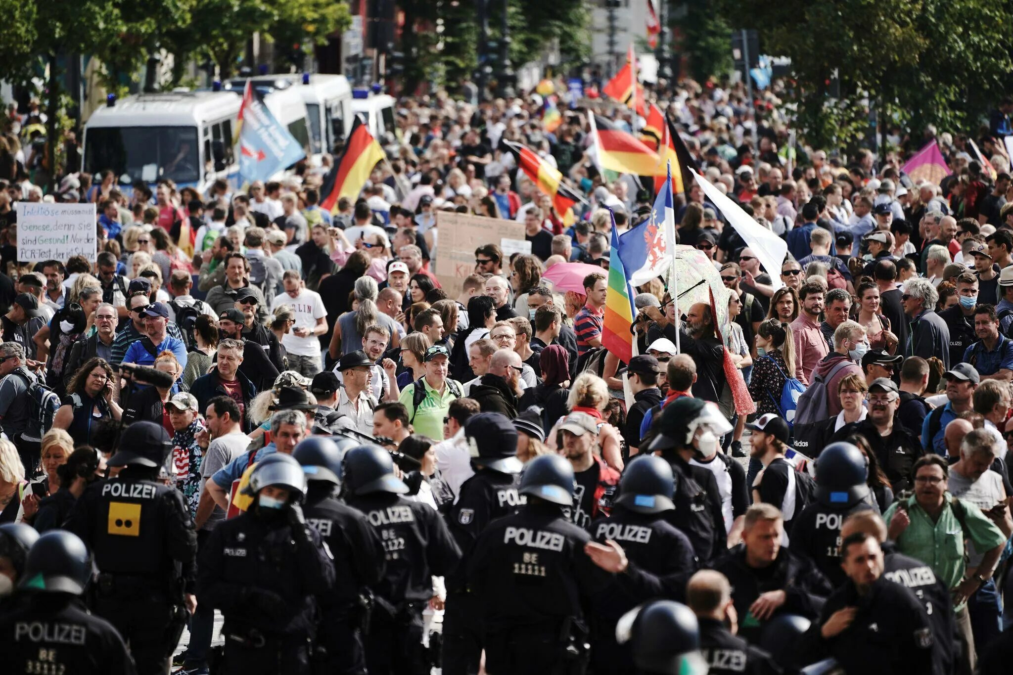 Митинги в Германии 2022. Протесты в Германии 2020. Германия протесты против коронавируса. Антимигрантские протестыгермания.