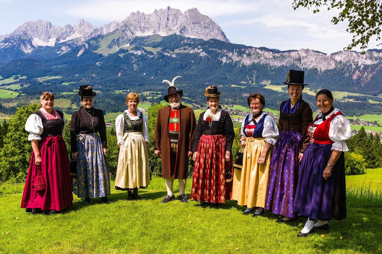 Какой народ в германии. Национальный костюм Австрии национальный костюм Австрии. Лихтенштейн национальный костюм. Национальный костюм Швейцарии. Тироль национальный костюм.