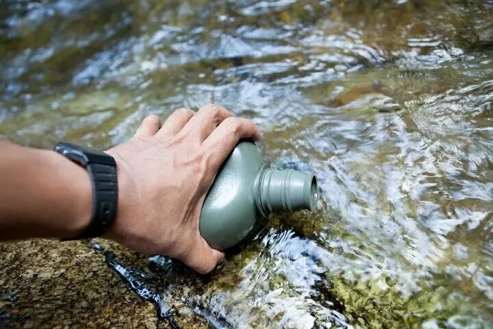 Питьевые точки. Добыча воды. Добывает питьевую воду. Военные в воде. Фляжка для воды.