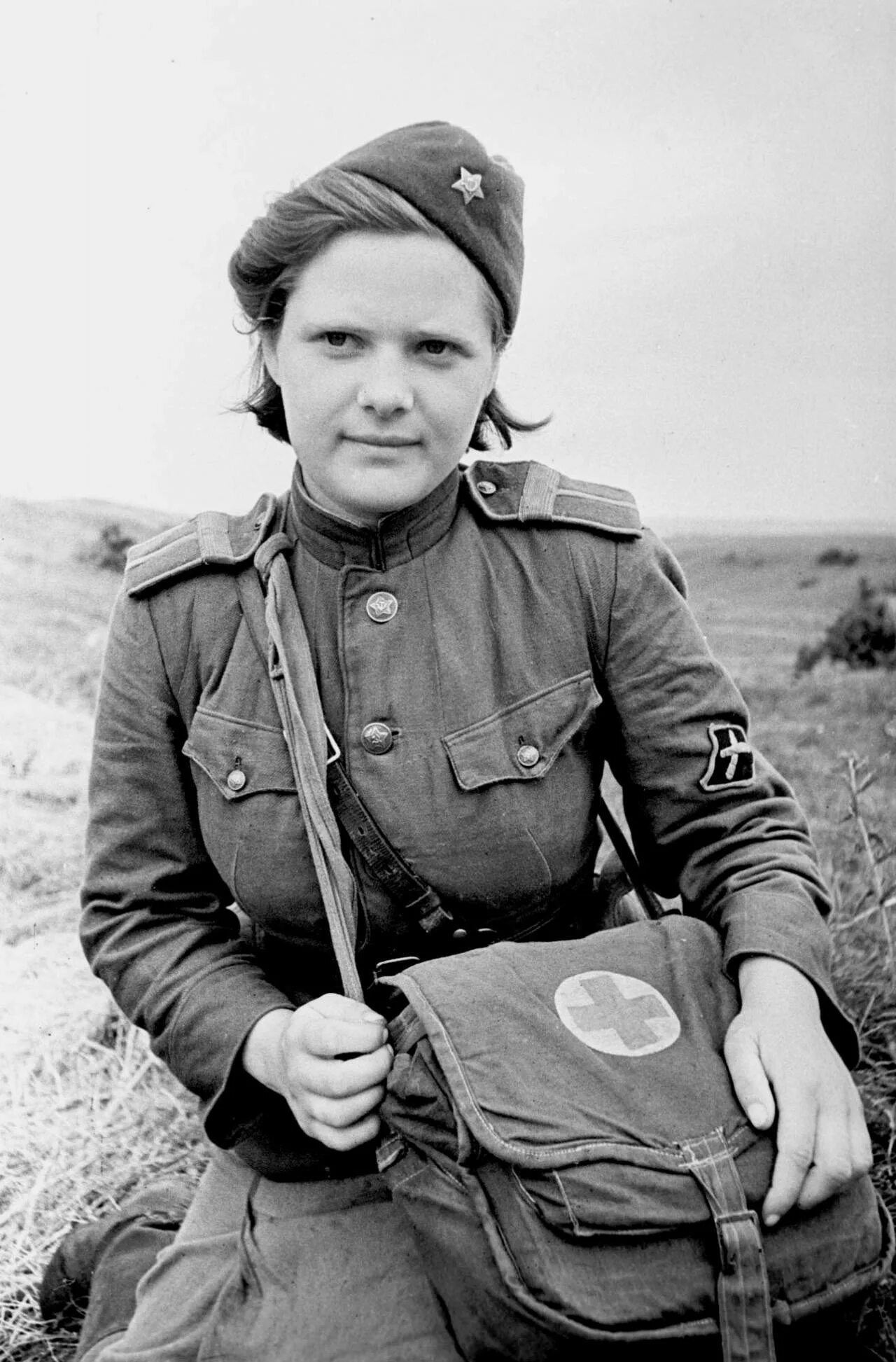 Санинструктор РККА 1941. Санинструктор старшина Соколова. Женщины солдаты Великой Отечественной войны.