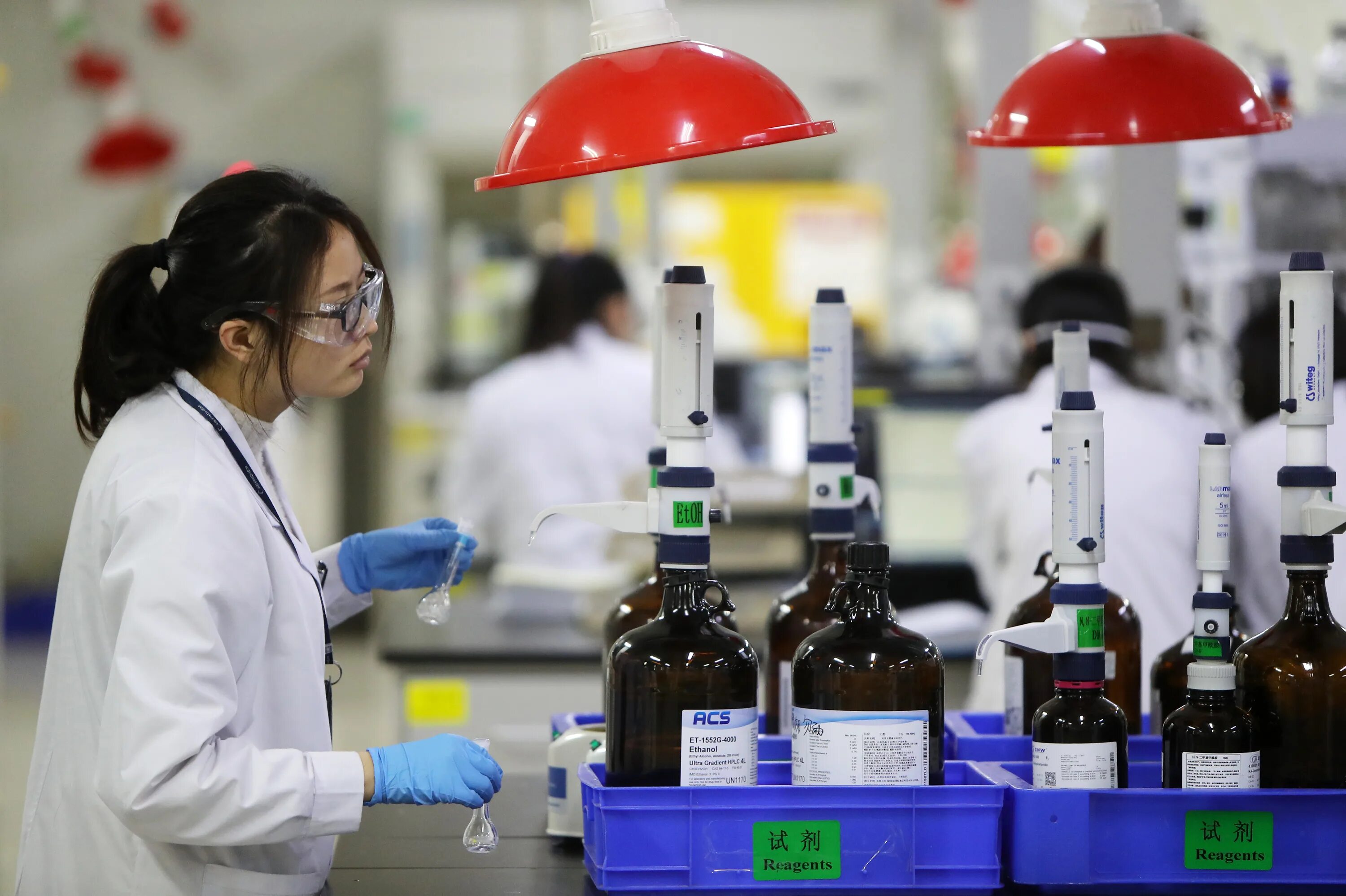 Chinese lab. Китай научные исследования. Китайская лаборатория. Фармацевтическая промышленность китая. Группа ученых.