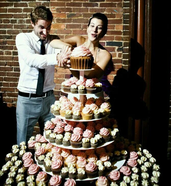 Кекс мужчин. Торт с кексами на свадьбу. Капкейки на свадьбу вместо торта. Разрезают свадебный торт. Гигантский свадебный торт.