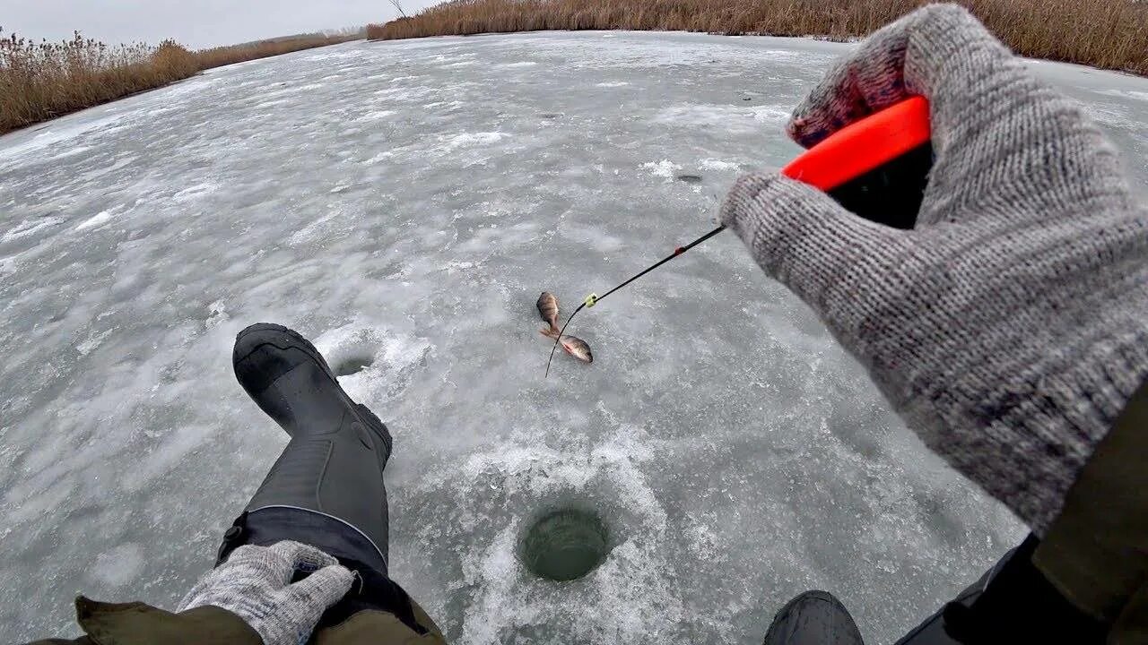 Ловля со льда видео. Зимняя удочка на льду. Удочка для рыбалки зимой. Зимняя удочка на уклейку. Лунка рыбалка.