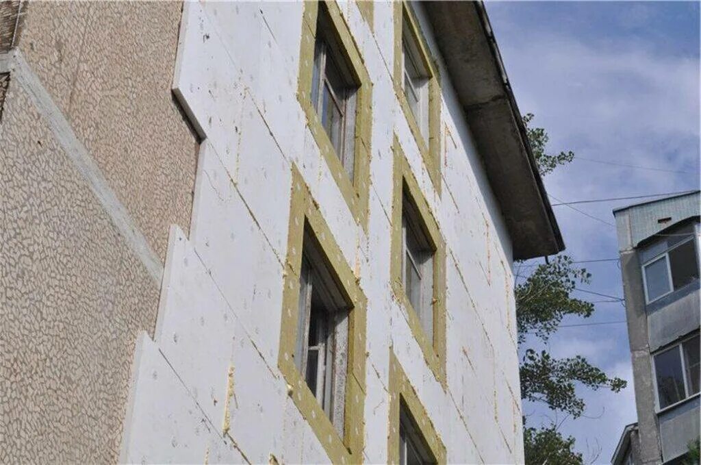 Утепление панельной стены. Теплоизоляция фасада penoplasta. утепление фасада пенопластом. мокрый фасад пенополистирол. утеплить фасад пенопластом.