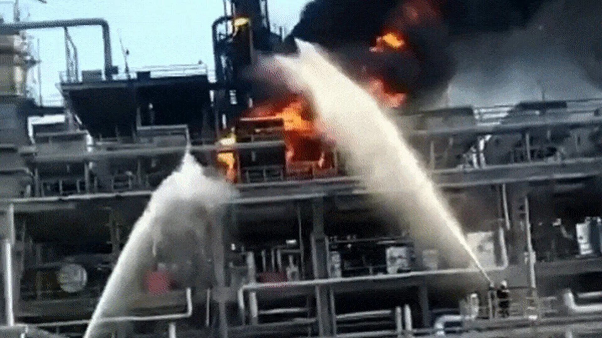 Новошахтинский нпз беспилотник. Сгорел нефтезавод в комсомольске на амуре. Взрыв башнефть уфанефтехим. Что случилось на нефтезаводе. Нефтеперерабатывающий завод в сирии.