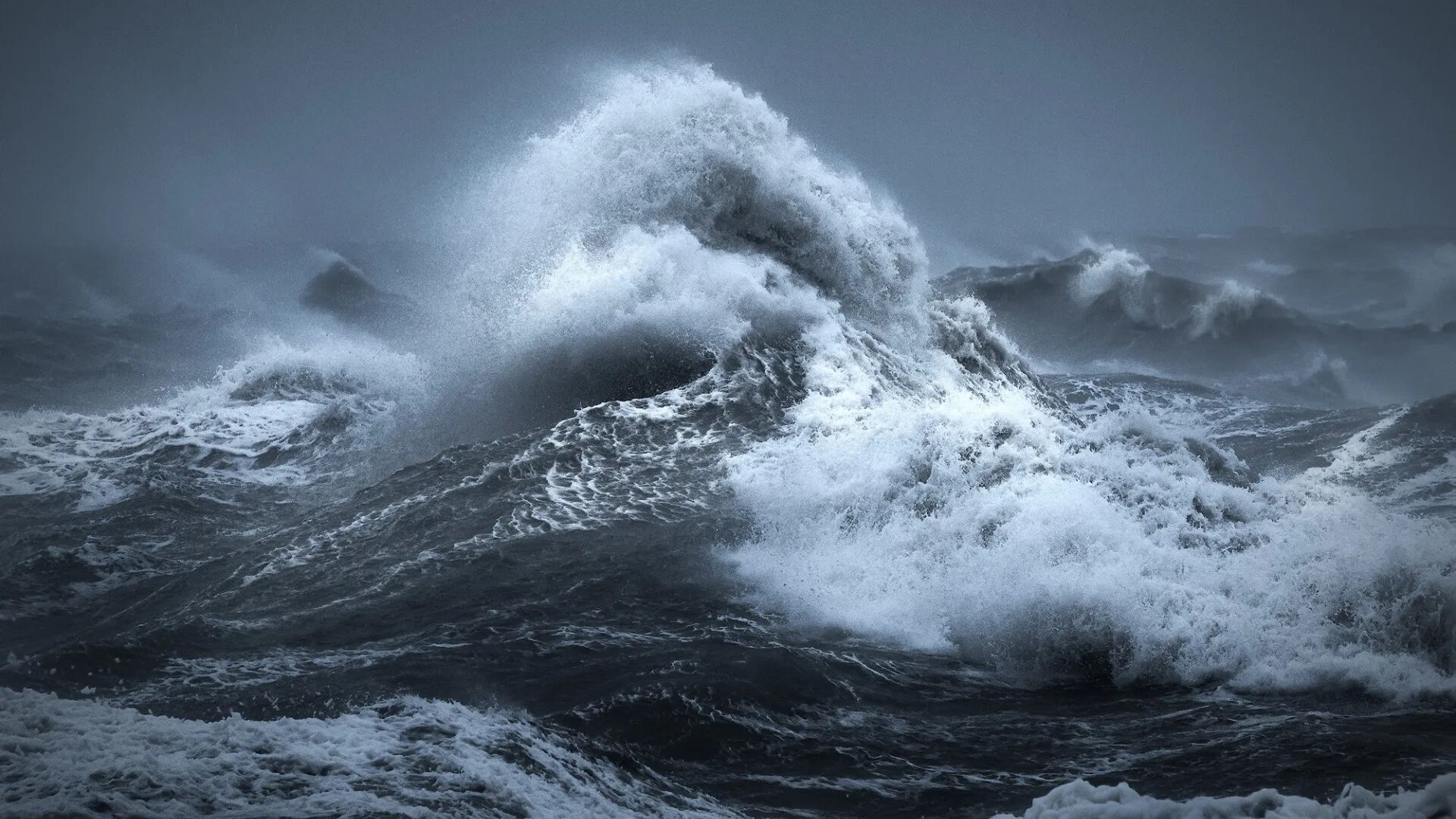 Кипит волна. Вулкан Креницына волны шторм. Берингово море шторм. Атлантический океан шторм. Атлантический океан шторм . 9 Вал.