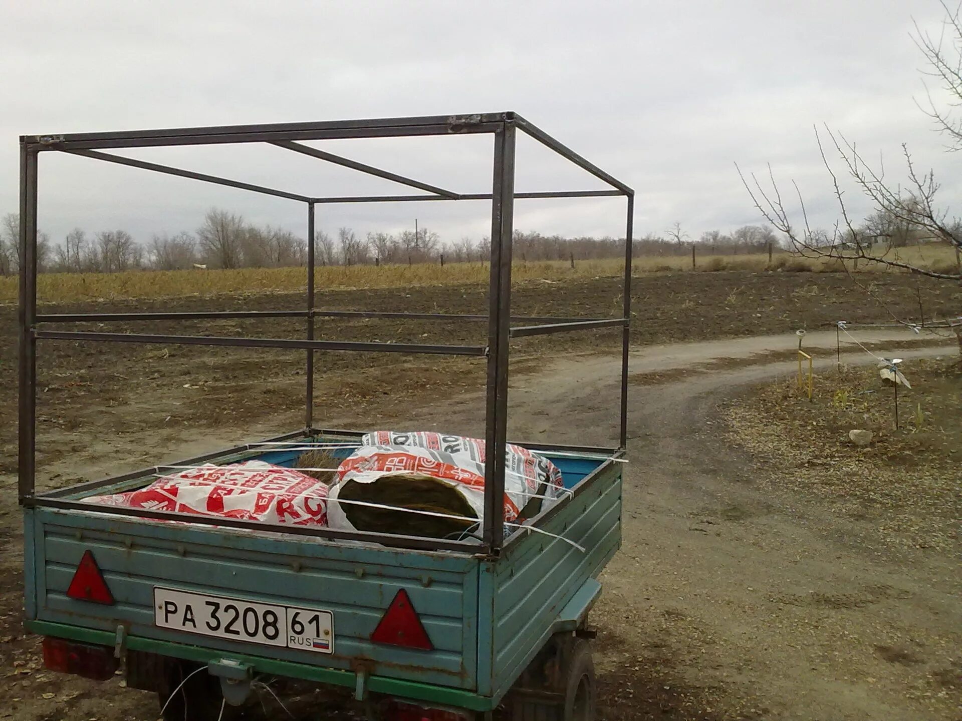 Драйв прицепы. Прицеп закрытый. Закрывает прицеп. Прицеп на закрытой территории. Прицеп на закрытом дворе.