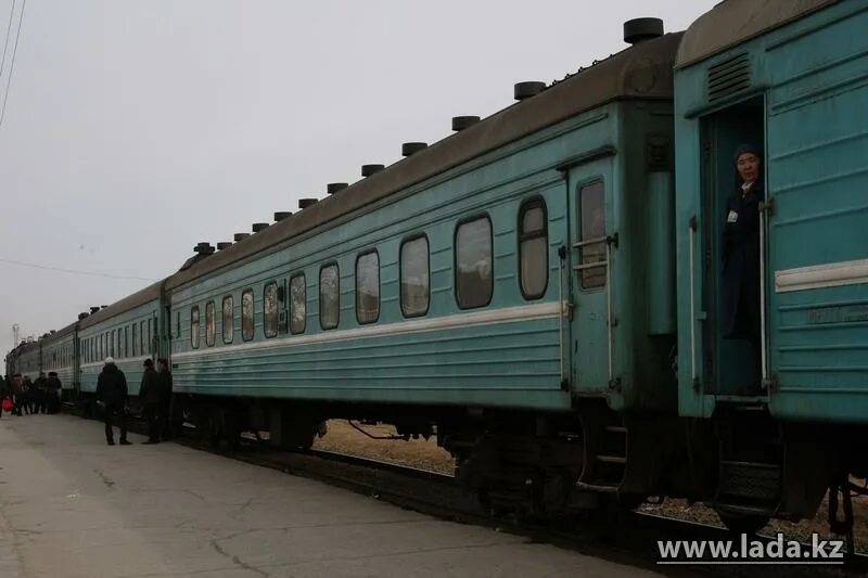 Поезд атырау. Вагонов поезда Мангистау Алматы. Поезд Алматы Мангистау. Пассажирский поезд Актобе-Мангышлак. Уральск Актобе поезд.