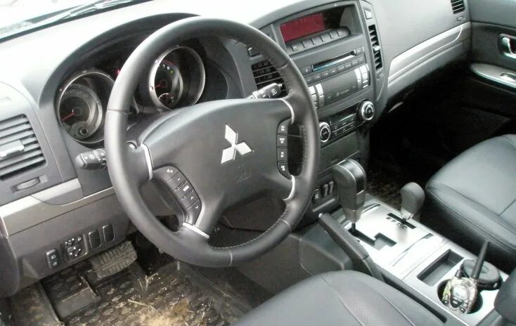 Mitsubishi pajero 3 поколение салон. 2. Mitsubishi pajero 2 салон. Паджеро 3 салон люкс. Паджеро 2 салон.