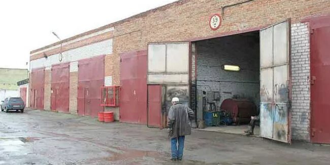 гараж автотранспортного предприятия. здание атп. грузовое атп. кирпичный гараж для грузового автомобиля. ремонтные базы.