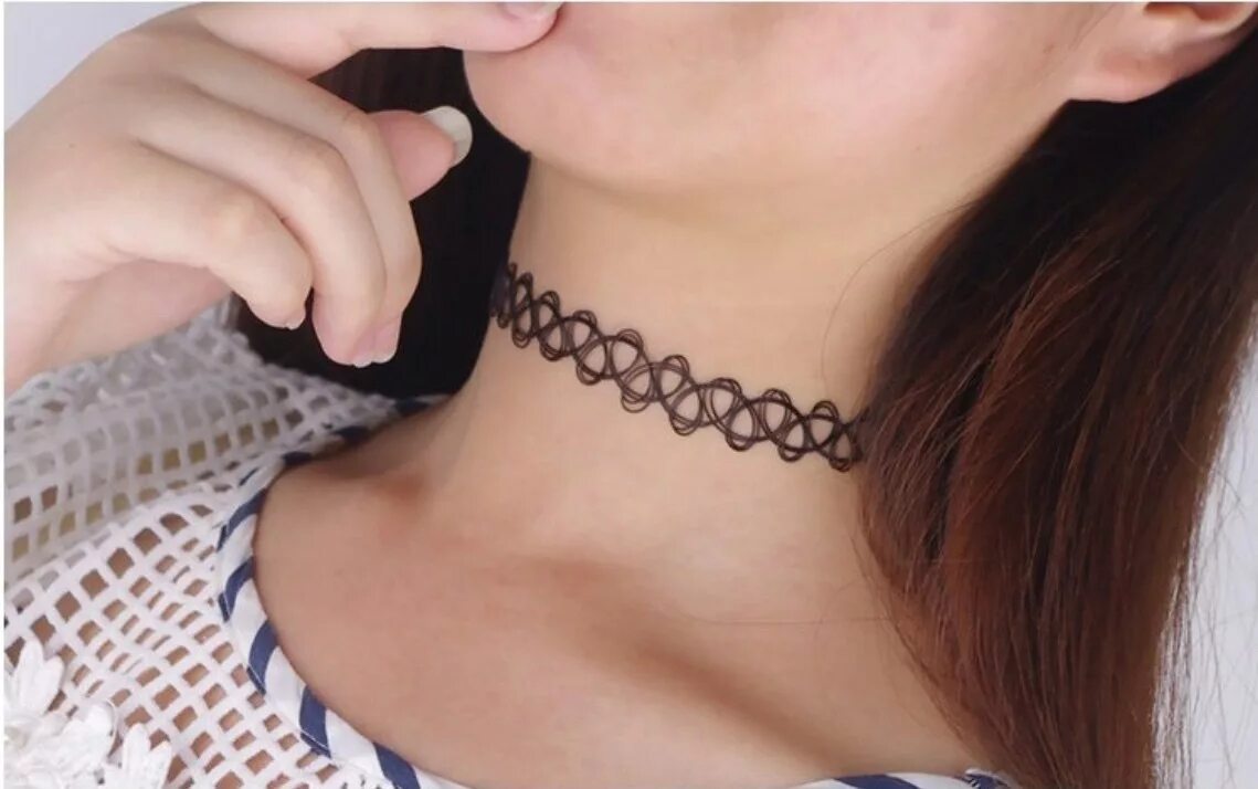 девушки в чокерах. чокер токио. чокер с крестом. чокер цепь на шею. чокер на девушке.