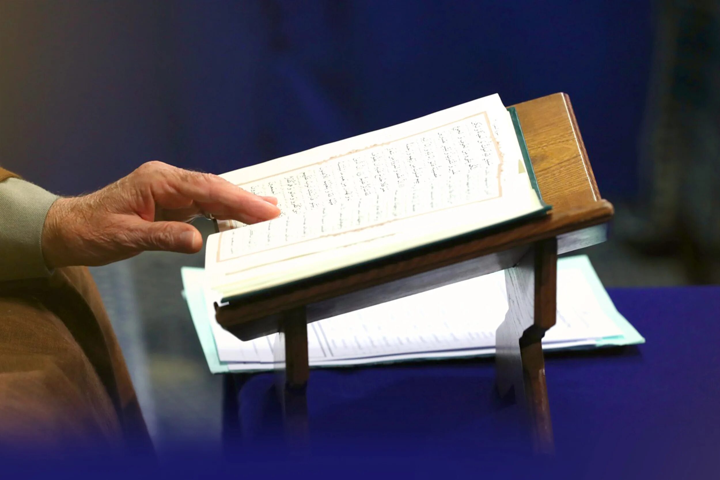 Компьютер коран. Коран. священная книга шиитов. фото микрофон чтения корана. quran creative photos.
