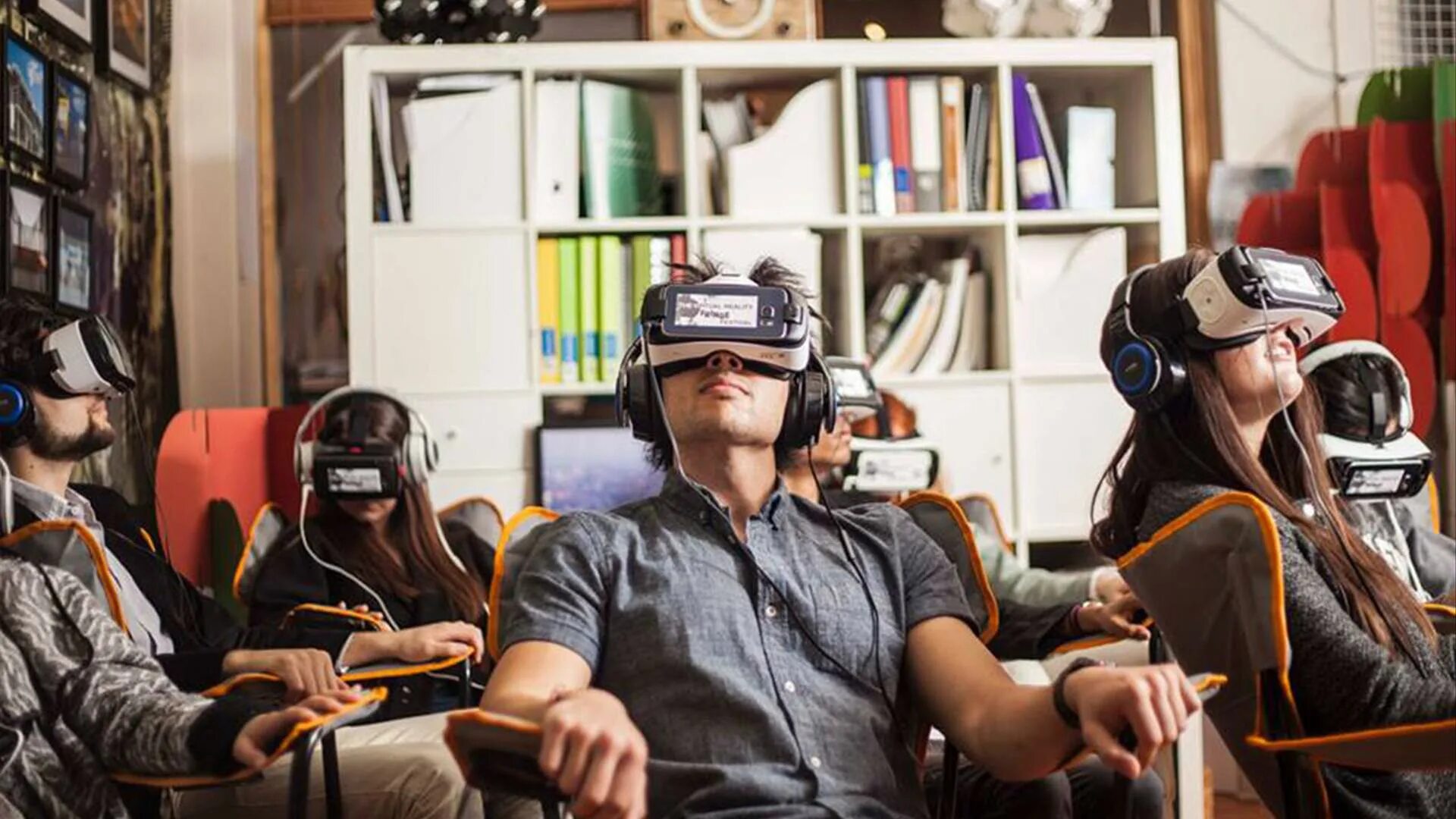 VR кинотеатр. Виртуальная реальность картинки для рекламы.