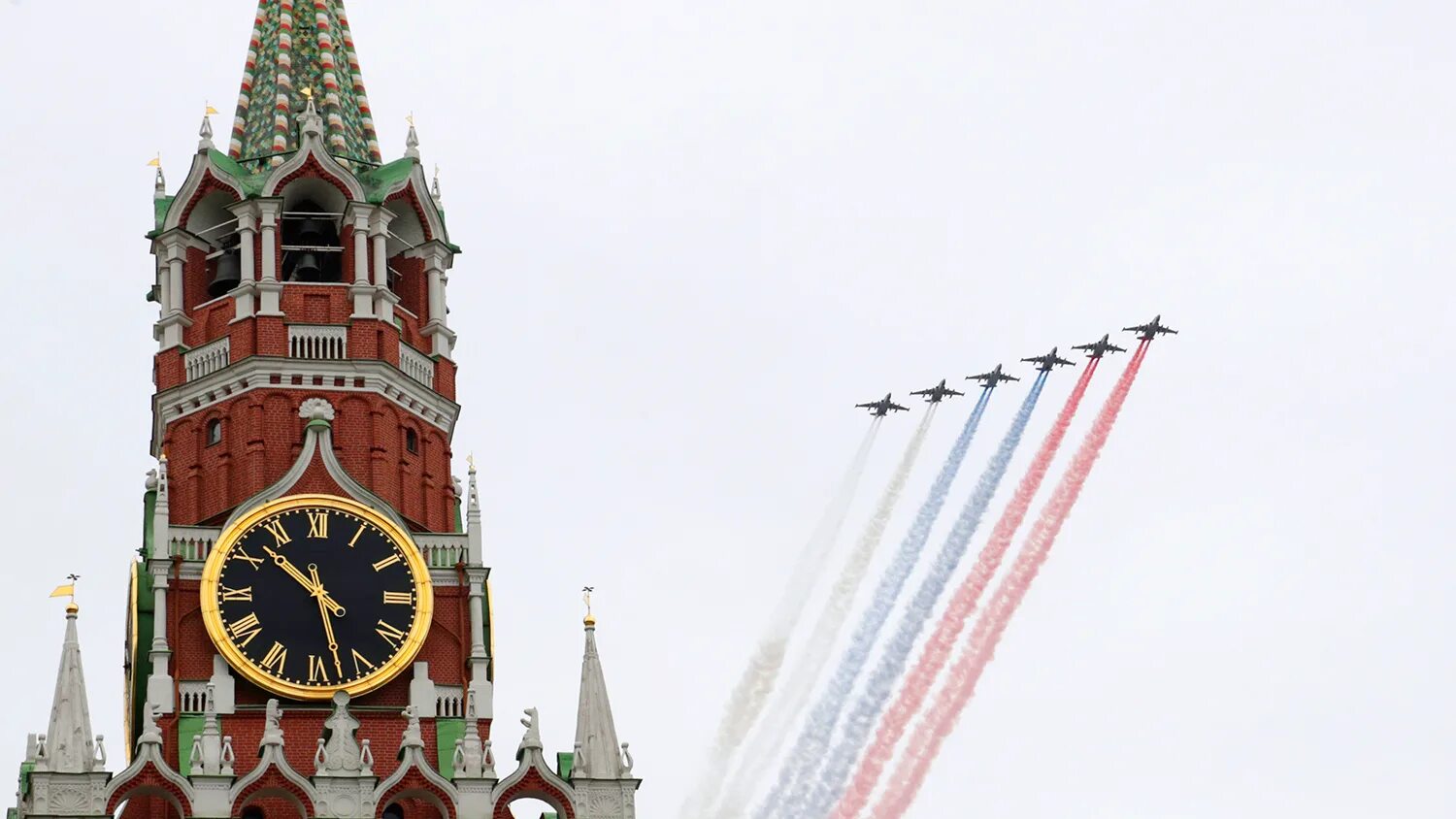 9 май кремль. Спасская башня Кремля салют. Самолеты над Кремлем. Самолеты над красной площадью. Самолеты над Кремлем парад.