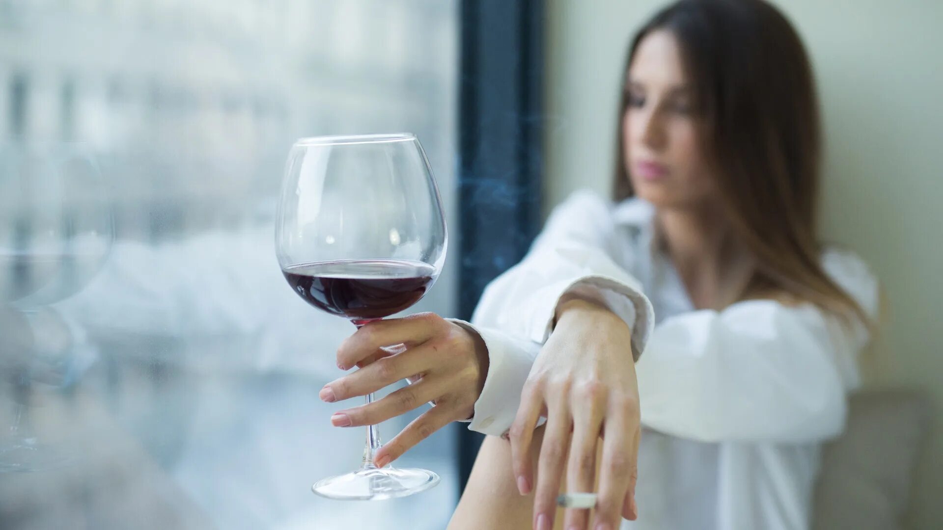 Картинка пить вино. Девушка с бокалом. Девушка с бокалом вина. Женщина с вином. Девушка в фужере.