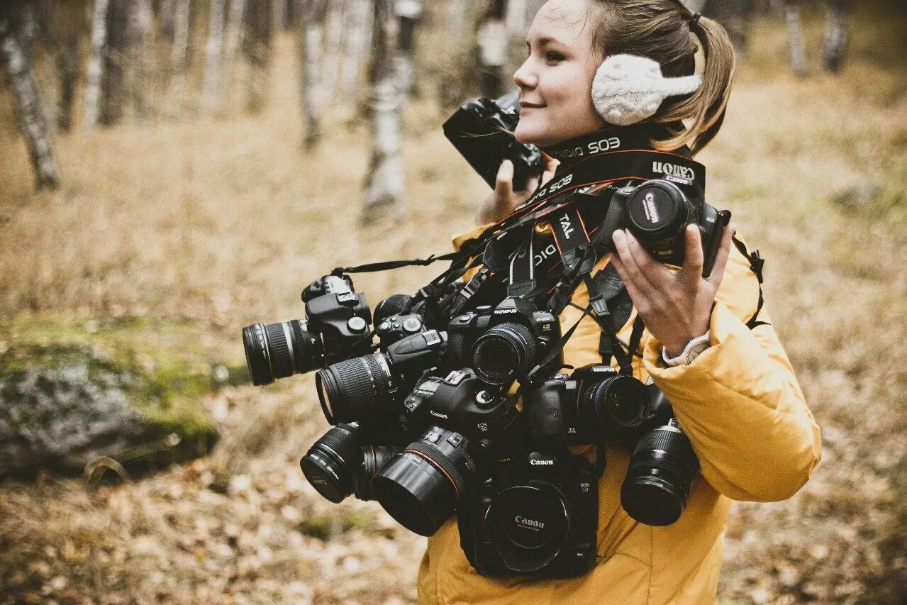 Видео идеального качества. Фотосессия для фотографа. Фотограф с фотоаппаратом. Профессия фотограф. Человек с фотокамерой.