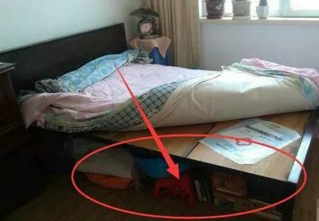 Который под кроватью