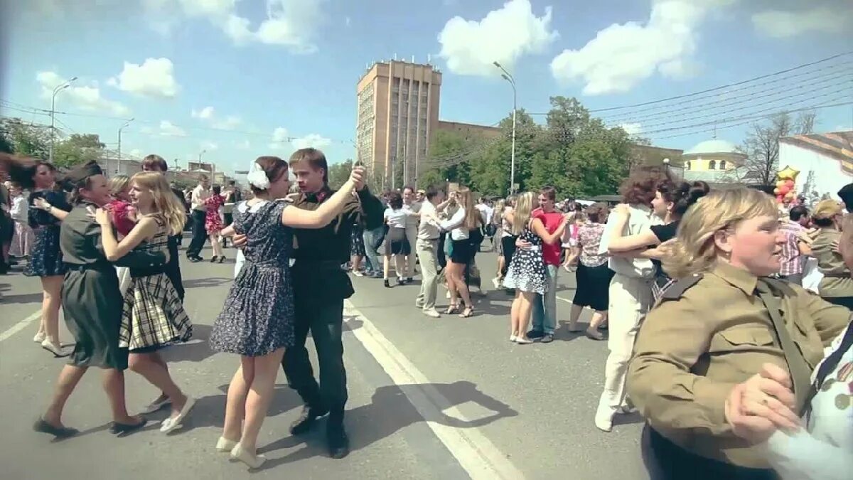 Танцевальная площадка на день Победы. Вальс Победы 9 мая. Песня танец победы