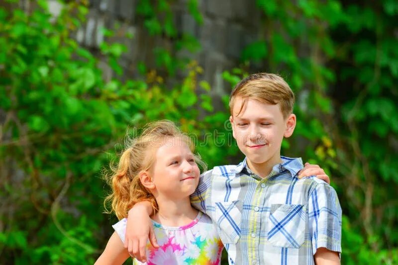 Two sisters twins sit next to his little brother isolated on white background. Футболка старшая сестра. Boy and girl photo white background. Футболка little rock. Little sister what are you doing.
