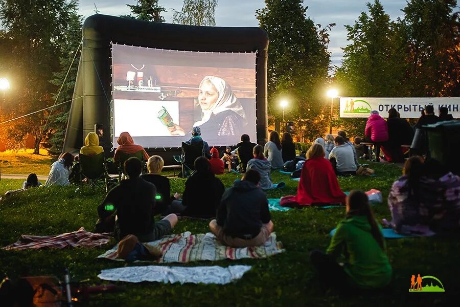 под открытым воздухом. кинотеатр на открытом воздухе. новая голландия кинотеатр под открытым небом. кинотеатр под открытым небом в парке. открытый кинотеатр парк горького.