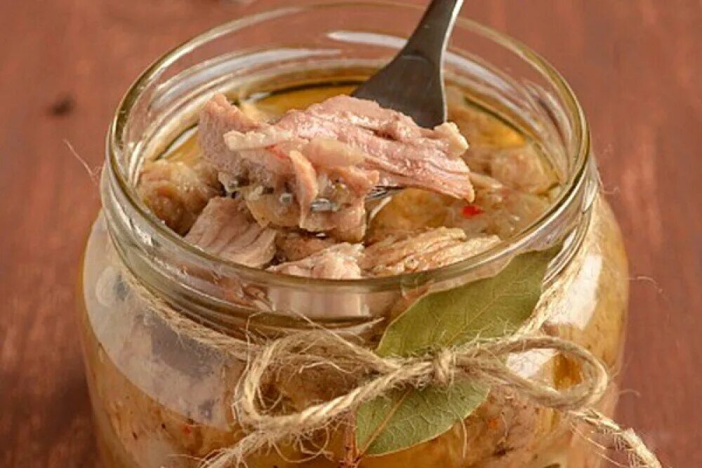 Домашняя тушенка из свинины. Тушенка из домашней курицы. Домашние мясные заготовки. Говядина тушеная домашняя. Тушенка.